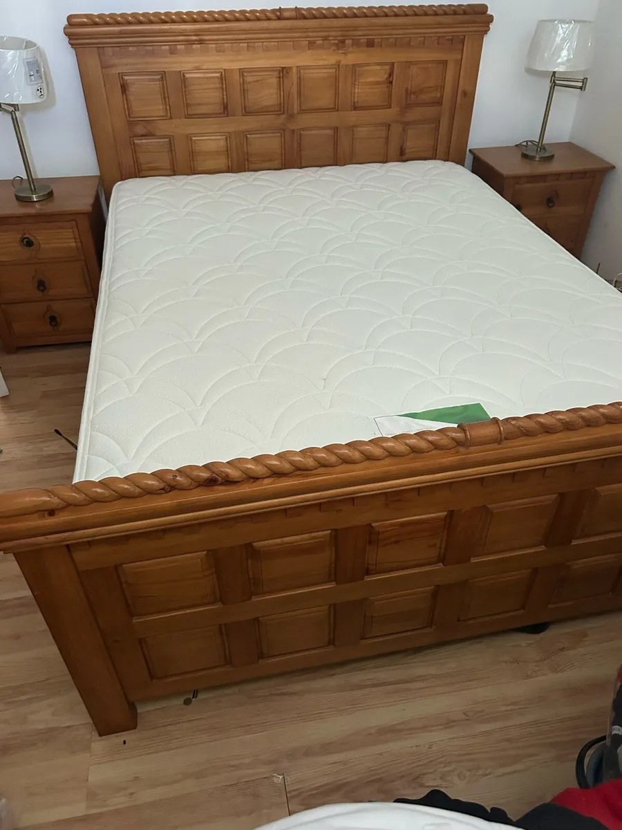 King size bed and 2 matching locks - Image 1