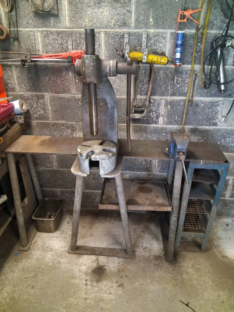 Bearing press bench and vice - Image 1