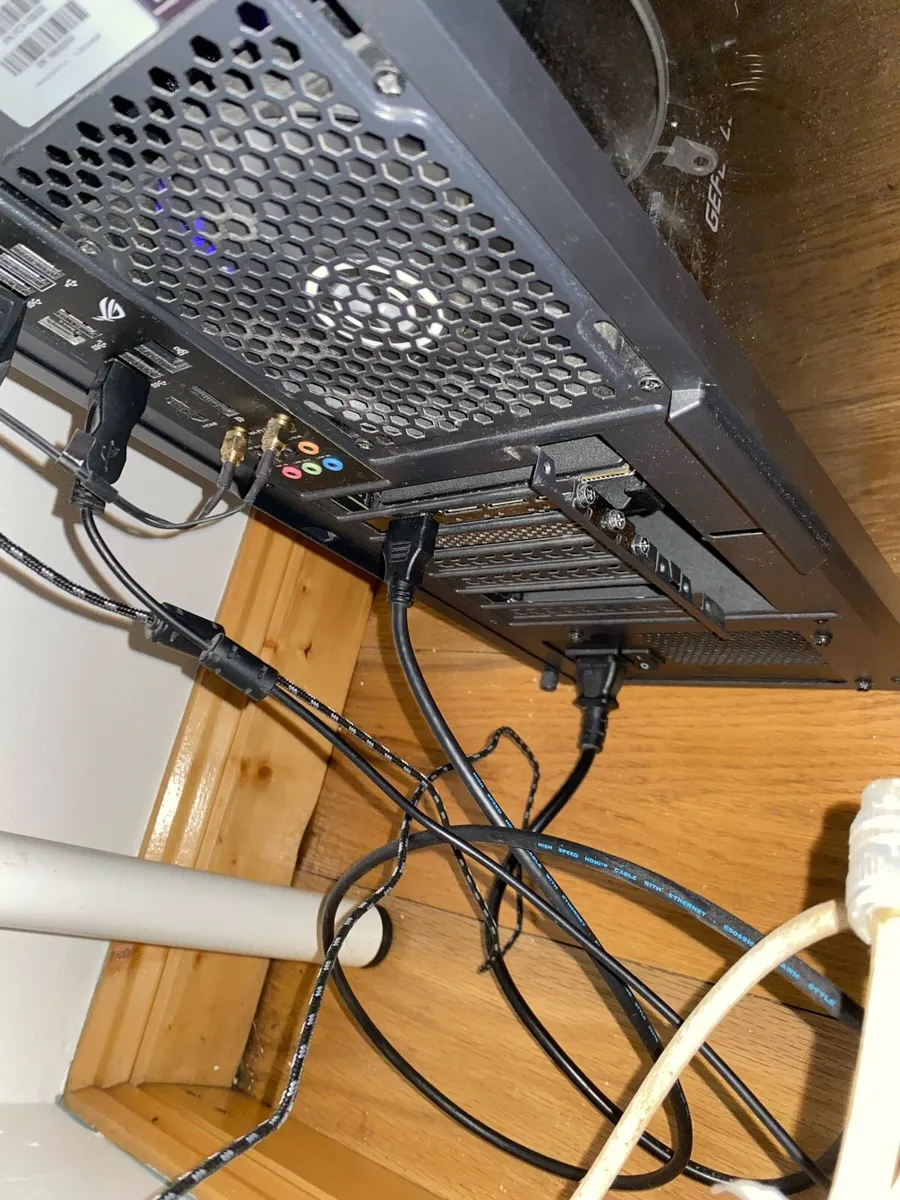 Gaming pc + Samsung Monitor 28” - Image 4