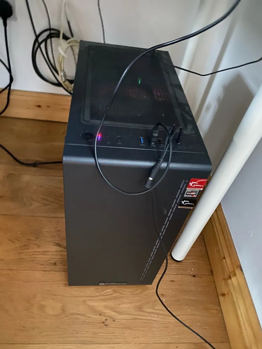 Gaming pc + Samsung Monitor 28” - Image 3