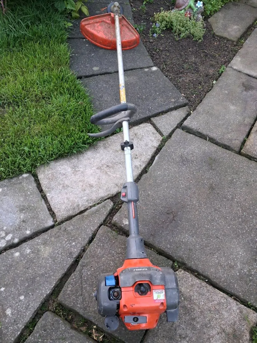 Husqvarna 129RJ Petrol Grass Trimmer - Image 2