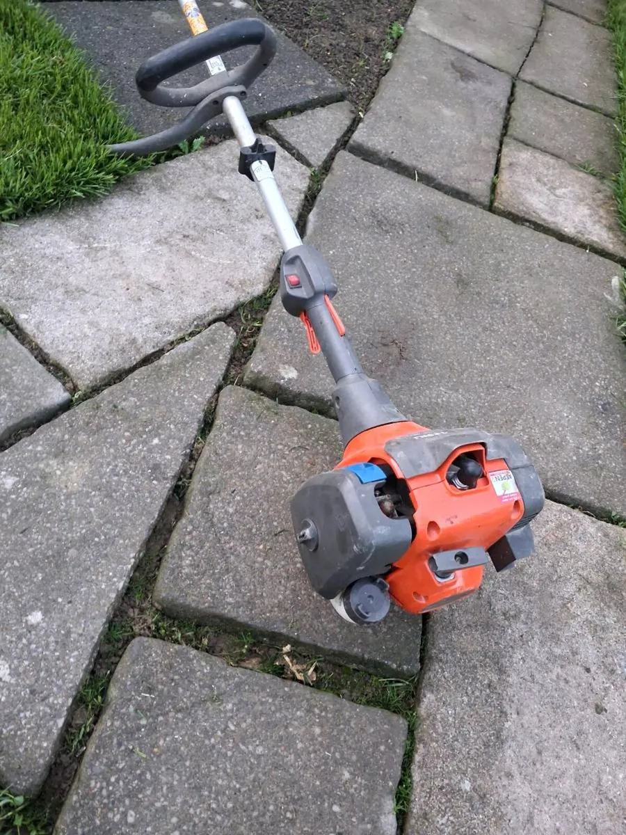 Husqvarna 129RJ Petrol Grass Trimmer - Image 1