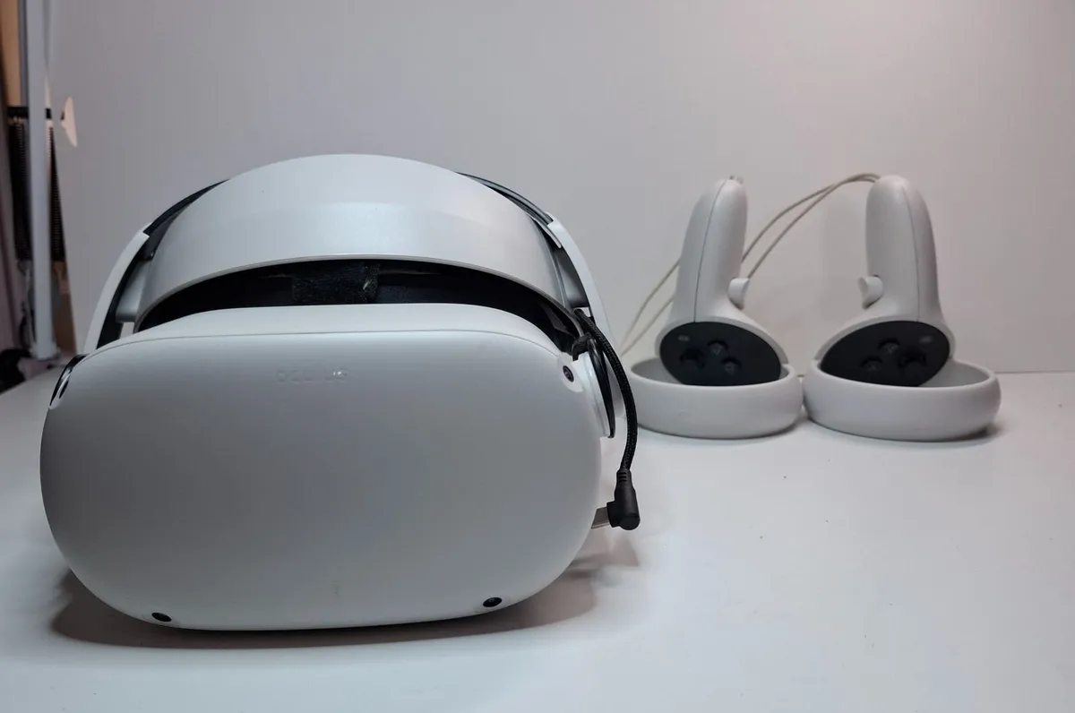Meta Quest 2 VR headset - Image 2