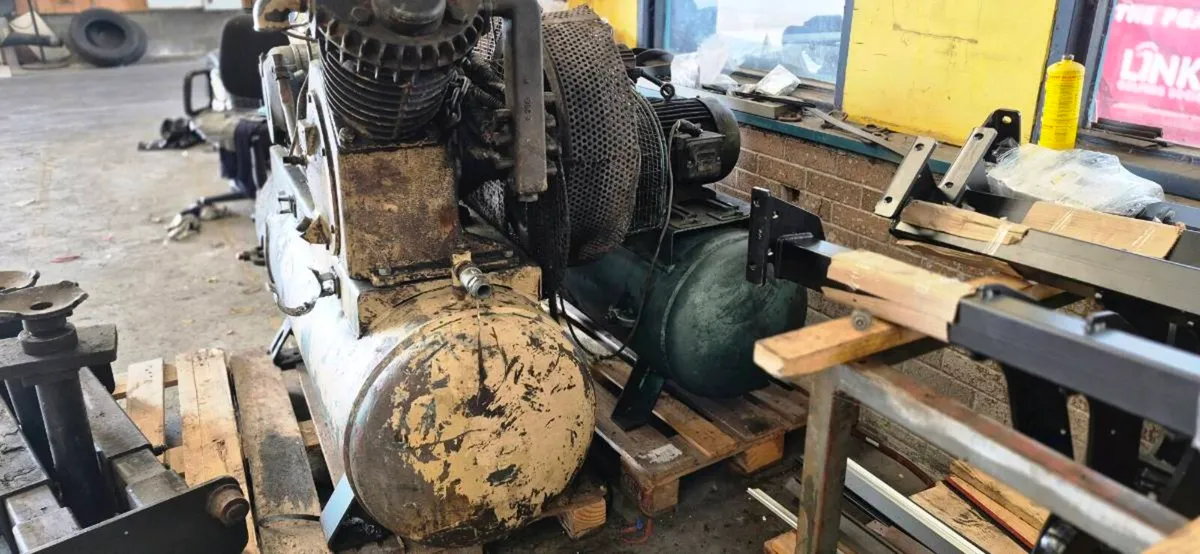 2 Air Compressors and 20 Tonne pit jack - Image 2