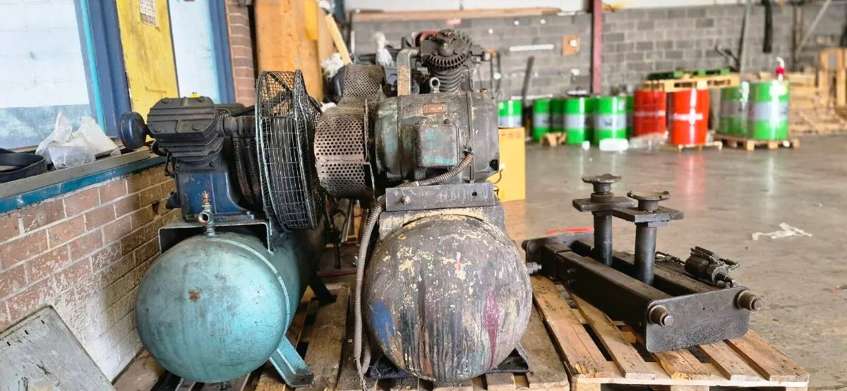 2 Air Compressors and 20 Tonne pit jack - Image 1