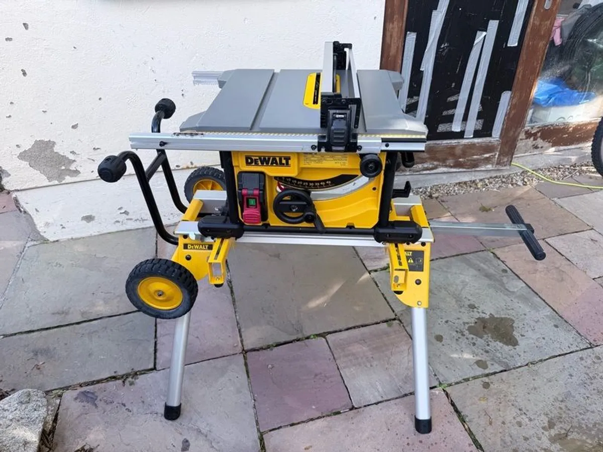 DeWalt DWE7485 240V Table Saw + Wheeled Folding Stand in Excellent Condition - Image 2
