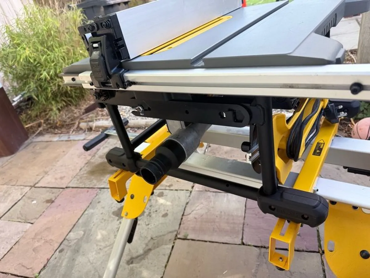 DeWalt DWE7485 240V Table Saw + Wheeled Folding Stand in Excellent Condition - Image 4