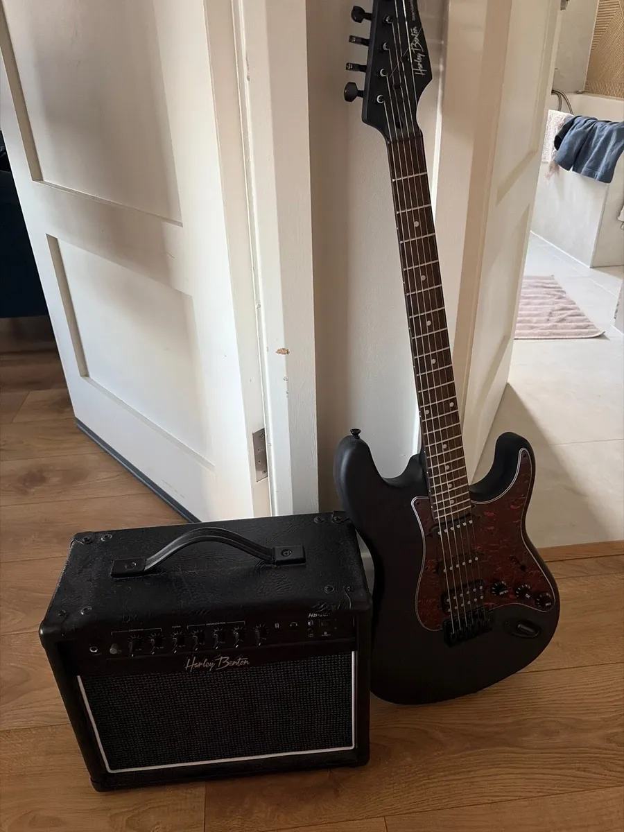 Harley Benton guitar - Almost mint