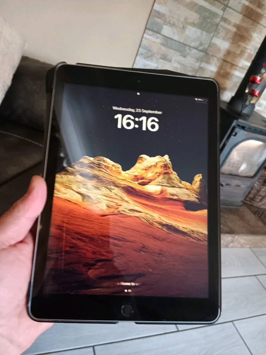 Ipad 5th generation - Image 1