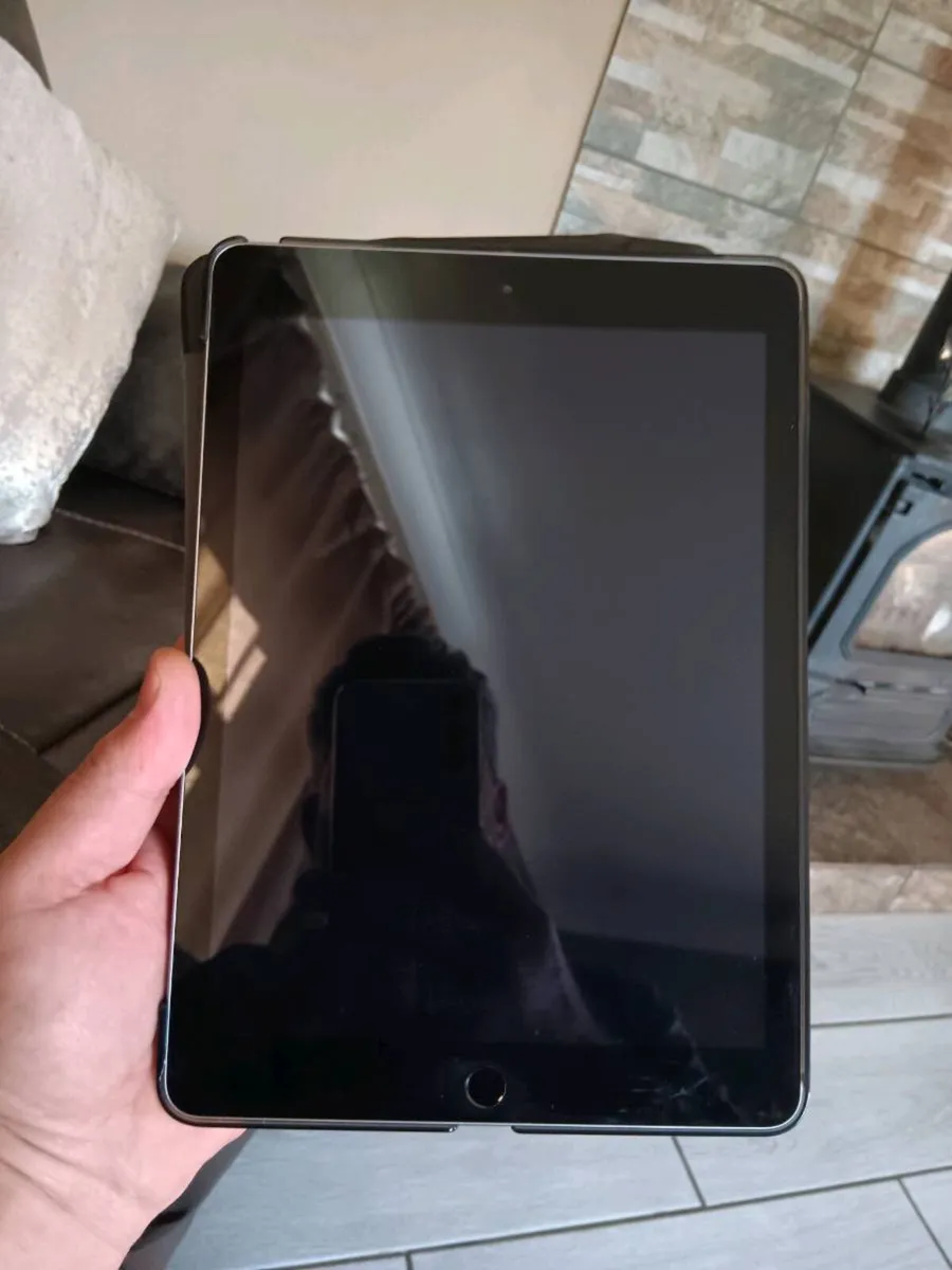 Ipad 5th generation - Image 3