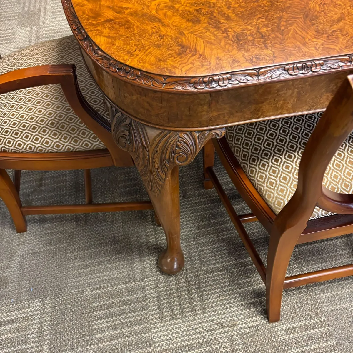 Beautiful walnut dining table & 6 high back chairs - Image 4