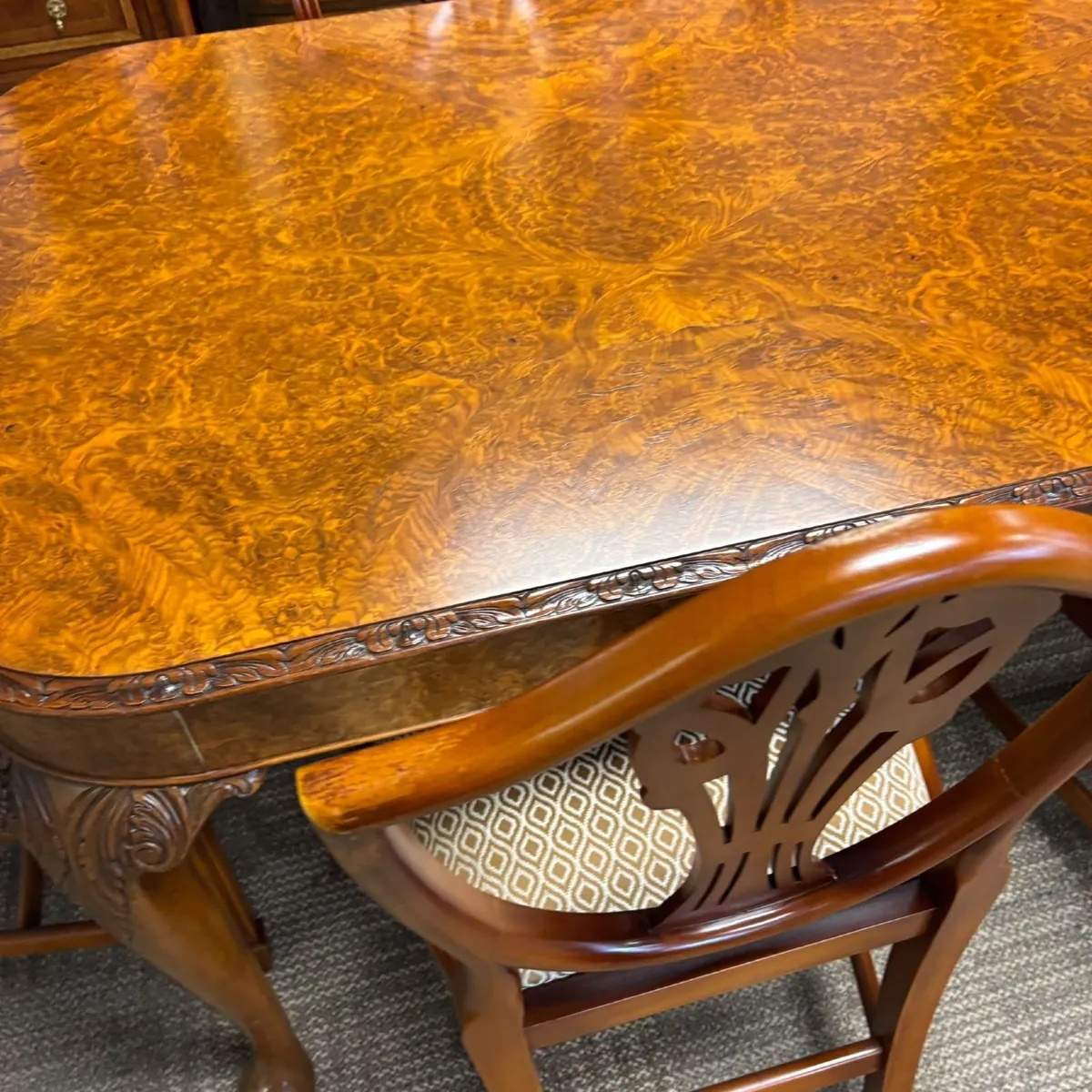 Beautiful walnut dining table & 6 high back chairs - Image 3