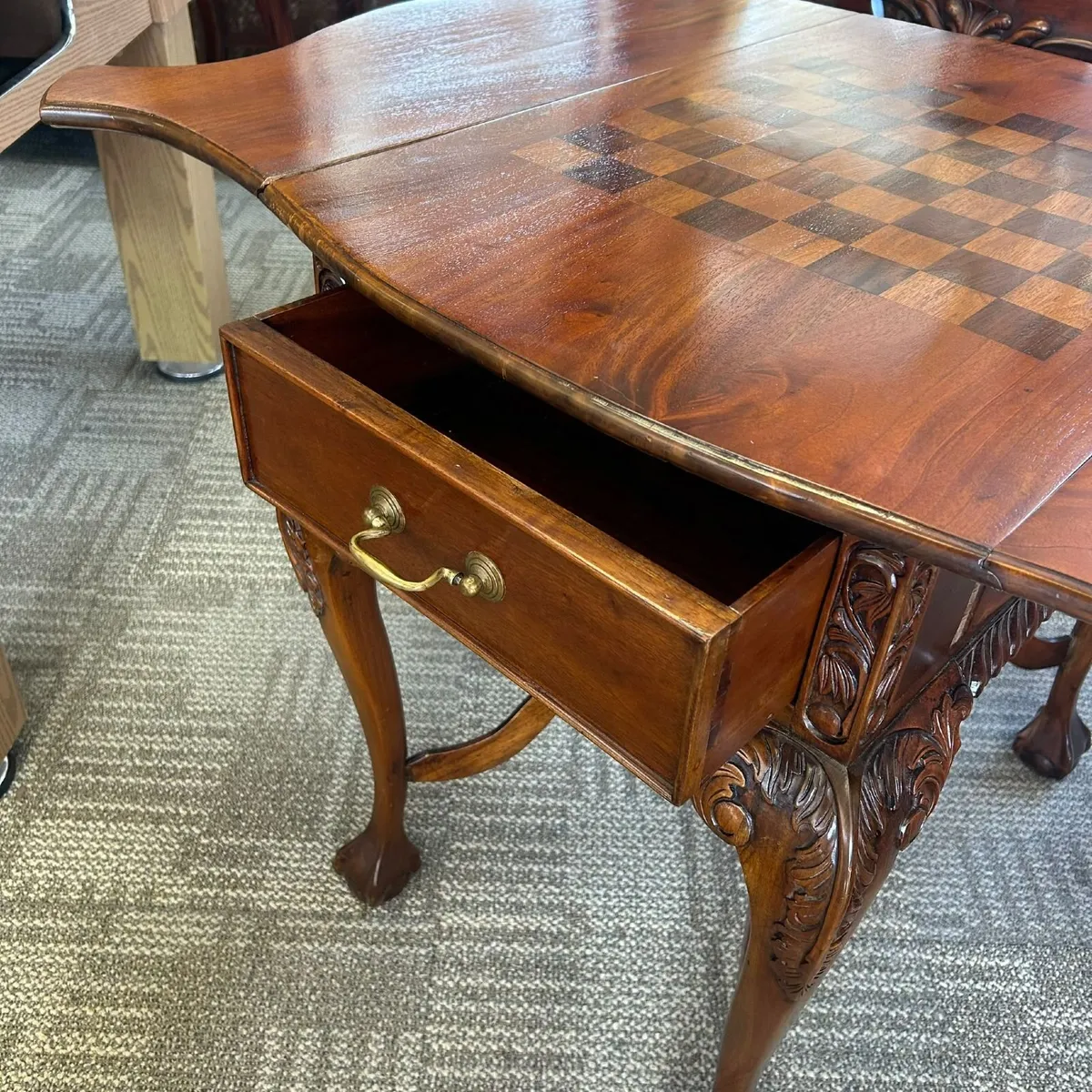 William IV mahogany chest top drop leaf table feat - Image 3