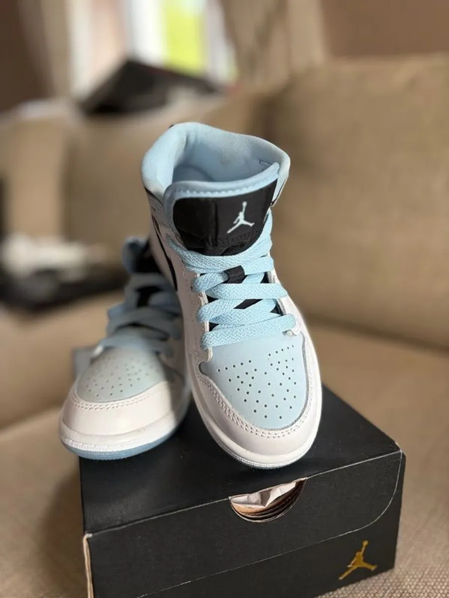 Air Jordan 1 Mid Kids | Brand New Unworn | UK 10.5 EU 28 - Image 3