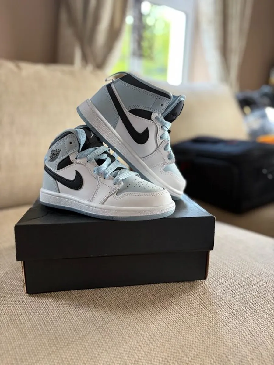 Air Jordan 1 Mid Kids | Brand New Unworn | UK 10.5 EU 28 - Image 1