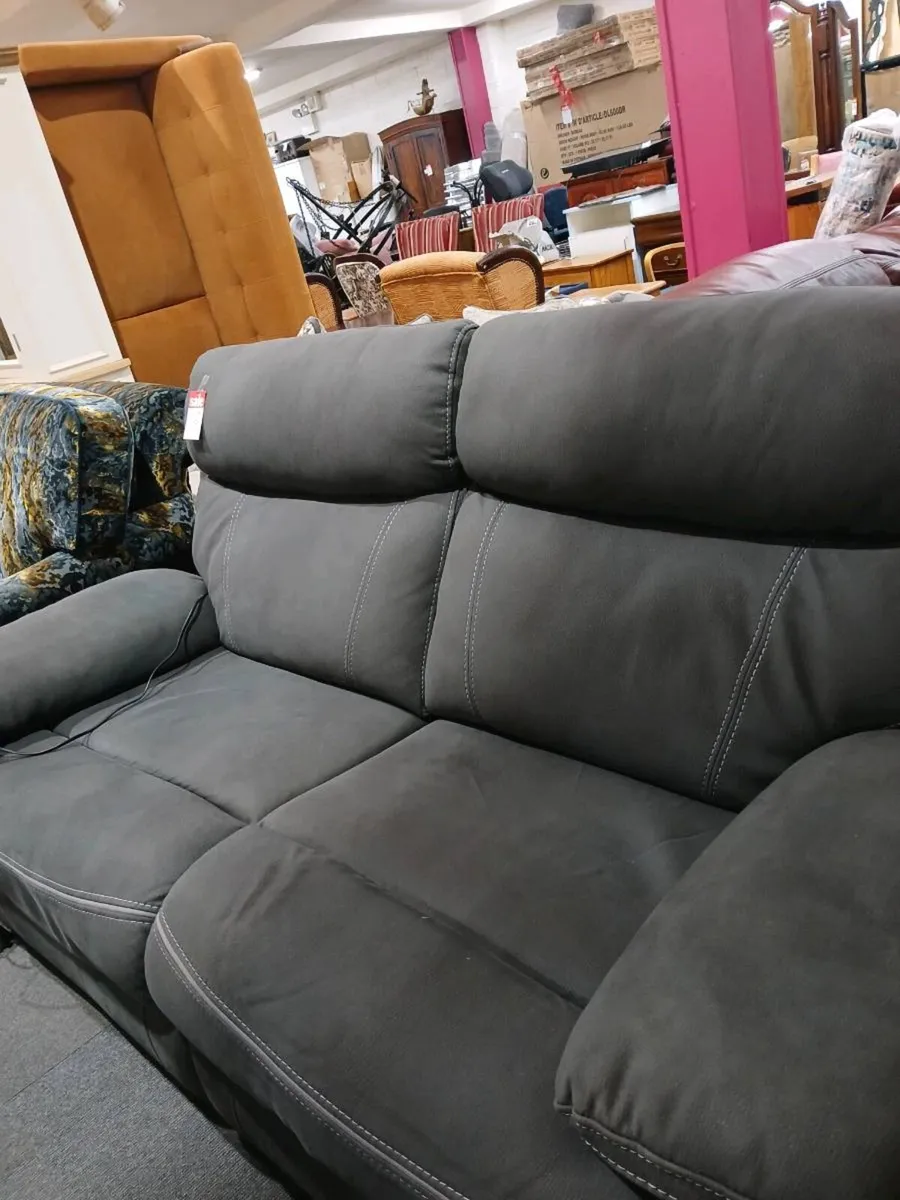 2 srater electric recliner - Image 1