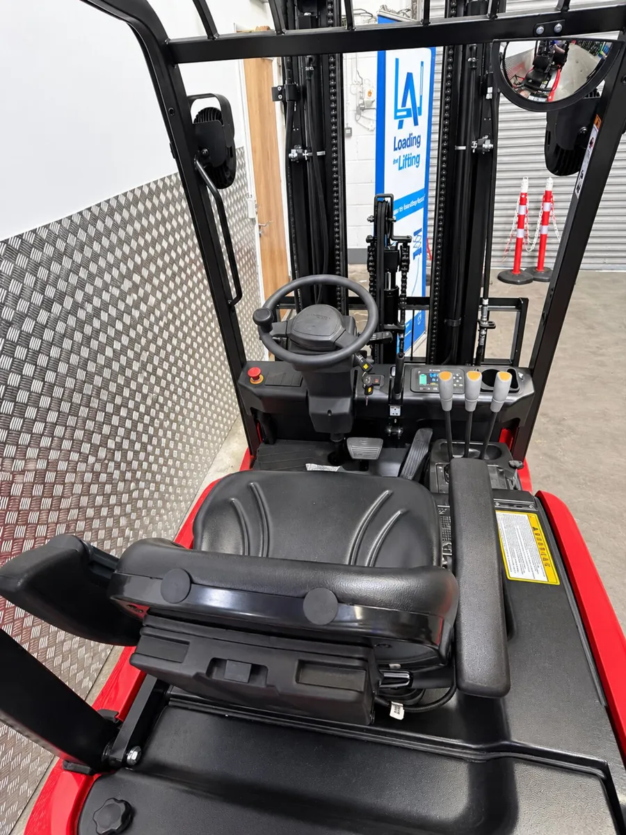 Electric Forklift - Image 4