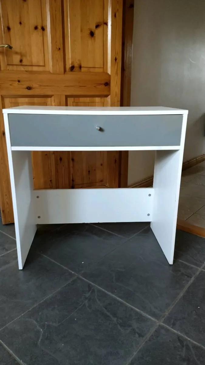 Small desk - Image 1