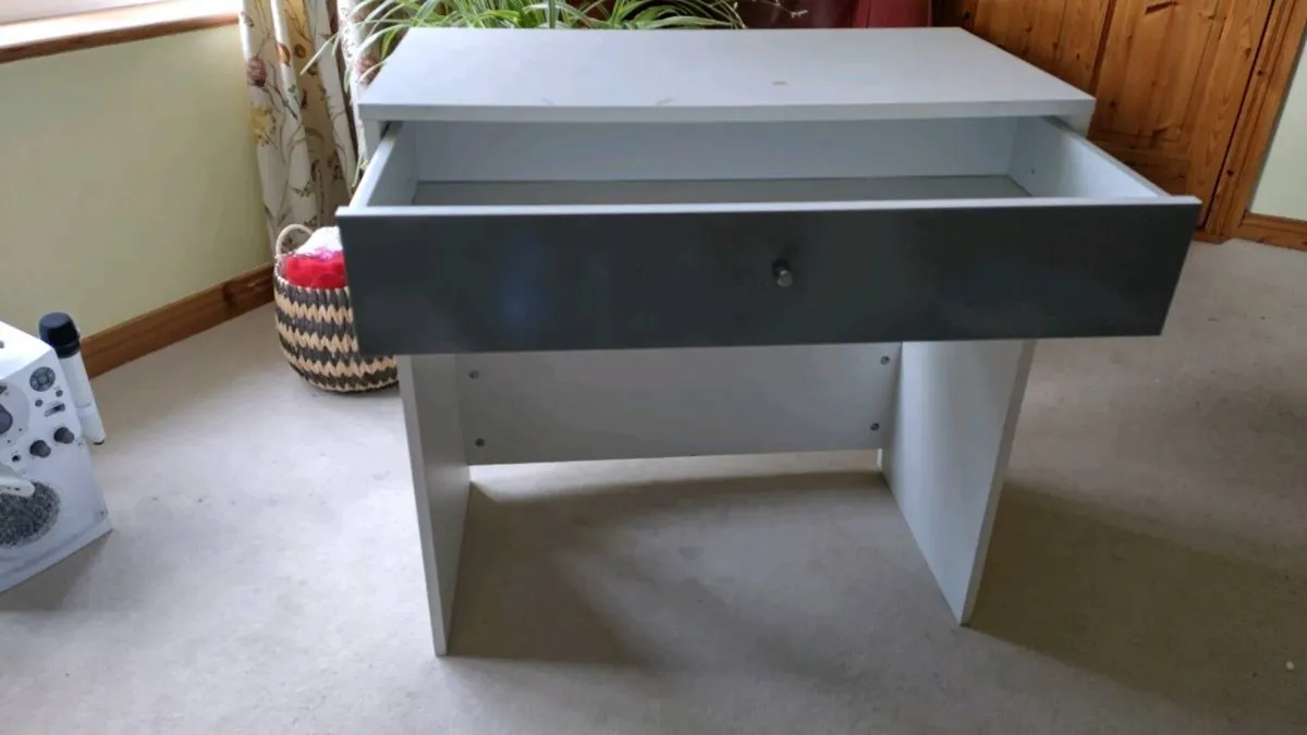 Small desk - Image 2