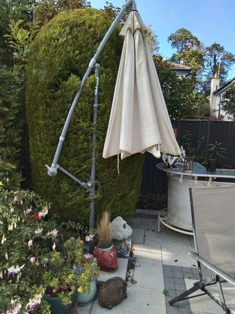 Free standing patio umbrella - Image 1
