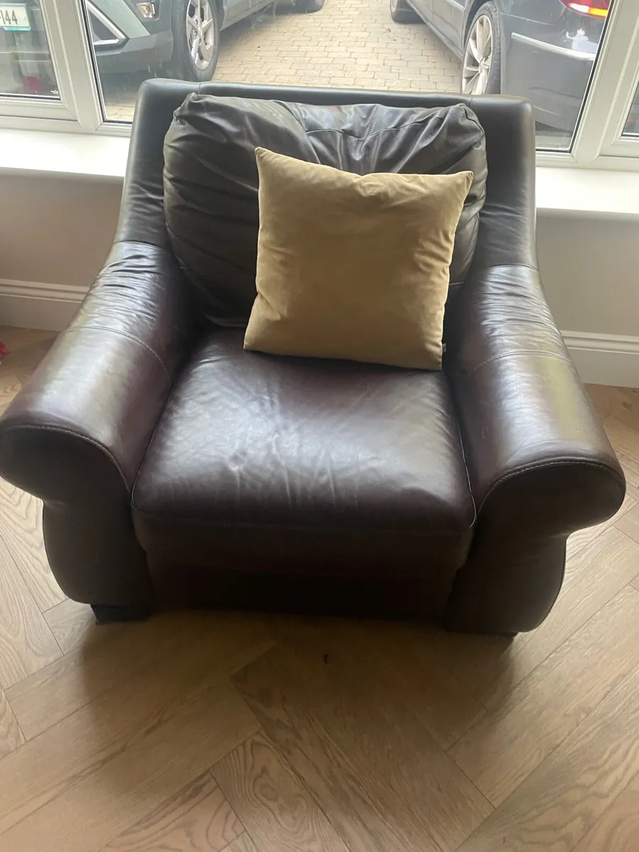 3 seater and 1 seater leather couch - Image 1