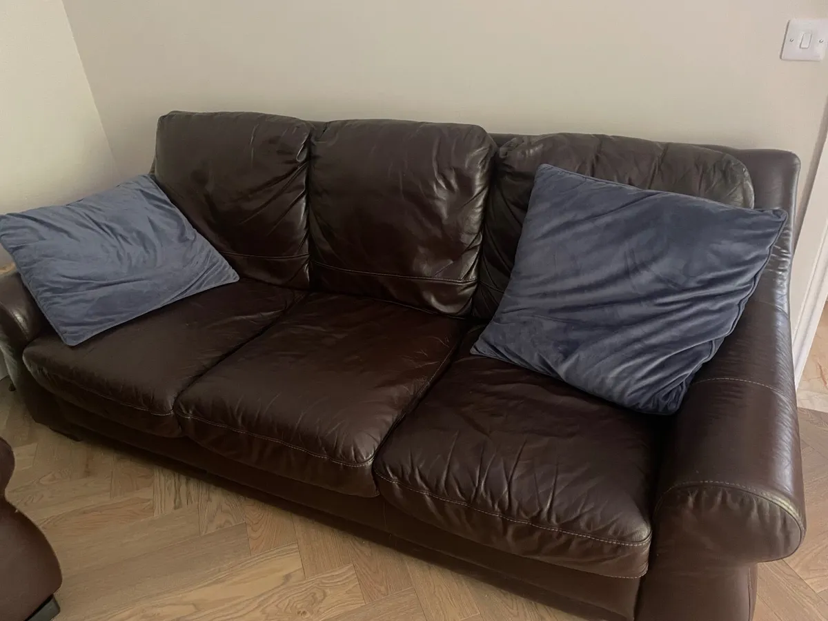 3 seater and 1 seater leather couch - Image 2