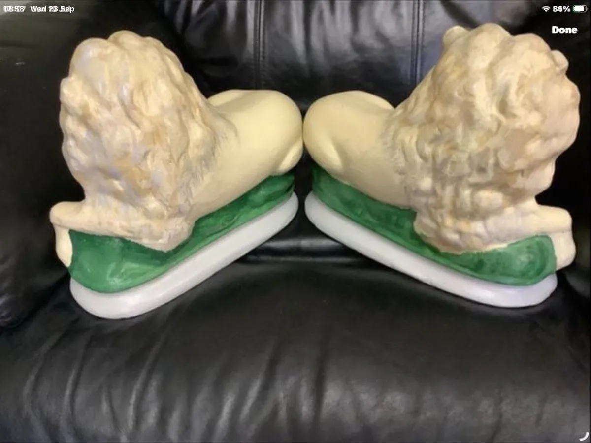 Pair of lion ornaments - Image 2