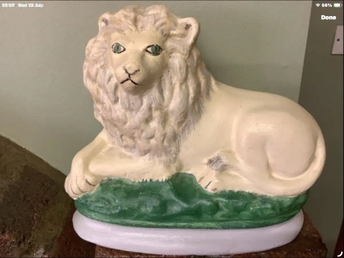 Pair of lion ornaments - Image 3
