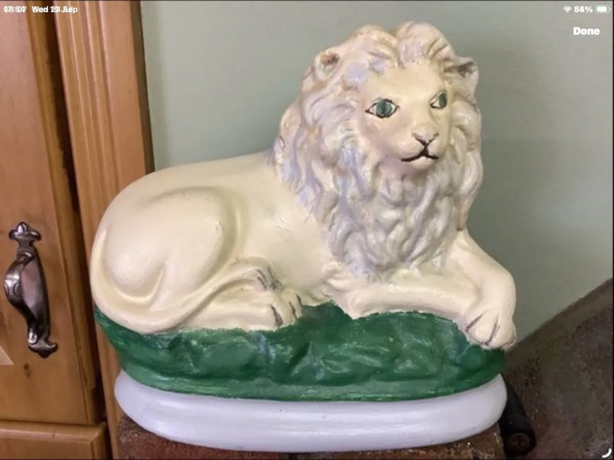 Pair of lion ornaments - Image 4