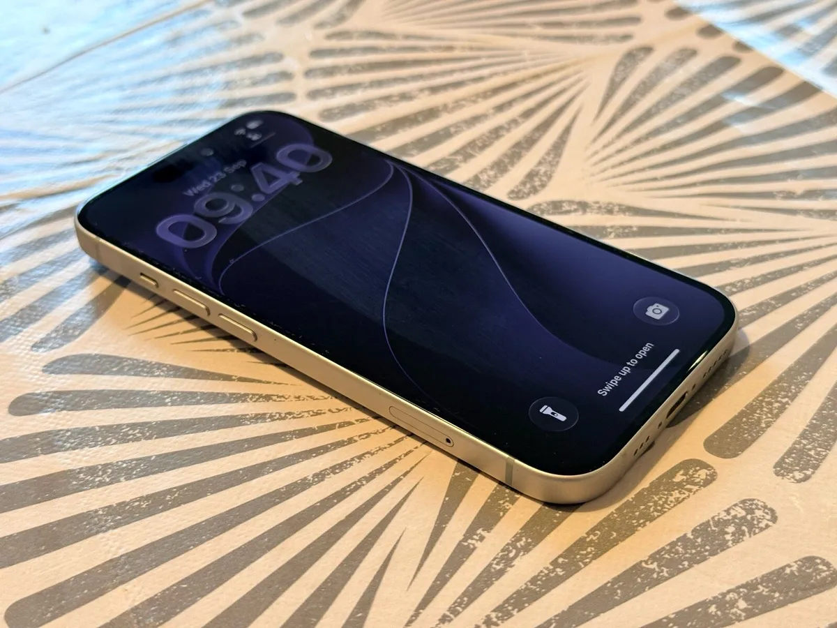 Unlocked iPhone 15 white/blue (mint) - Image 3