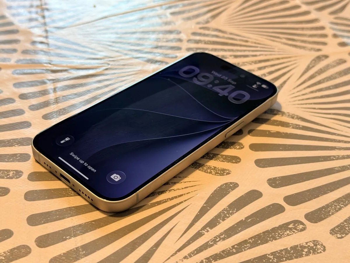 Unlocked iPhone 15 white/blue (mint) - Image 4