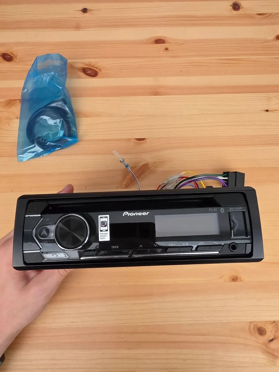 Pioneer DEH-S320BT - Image 2