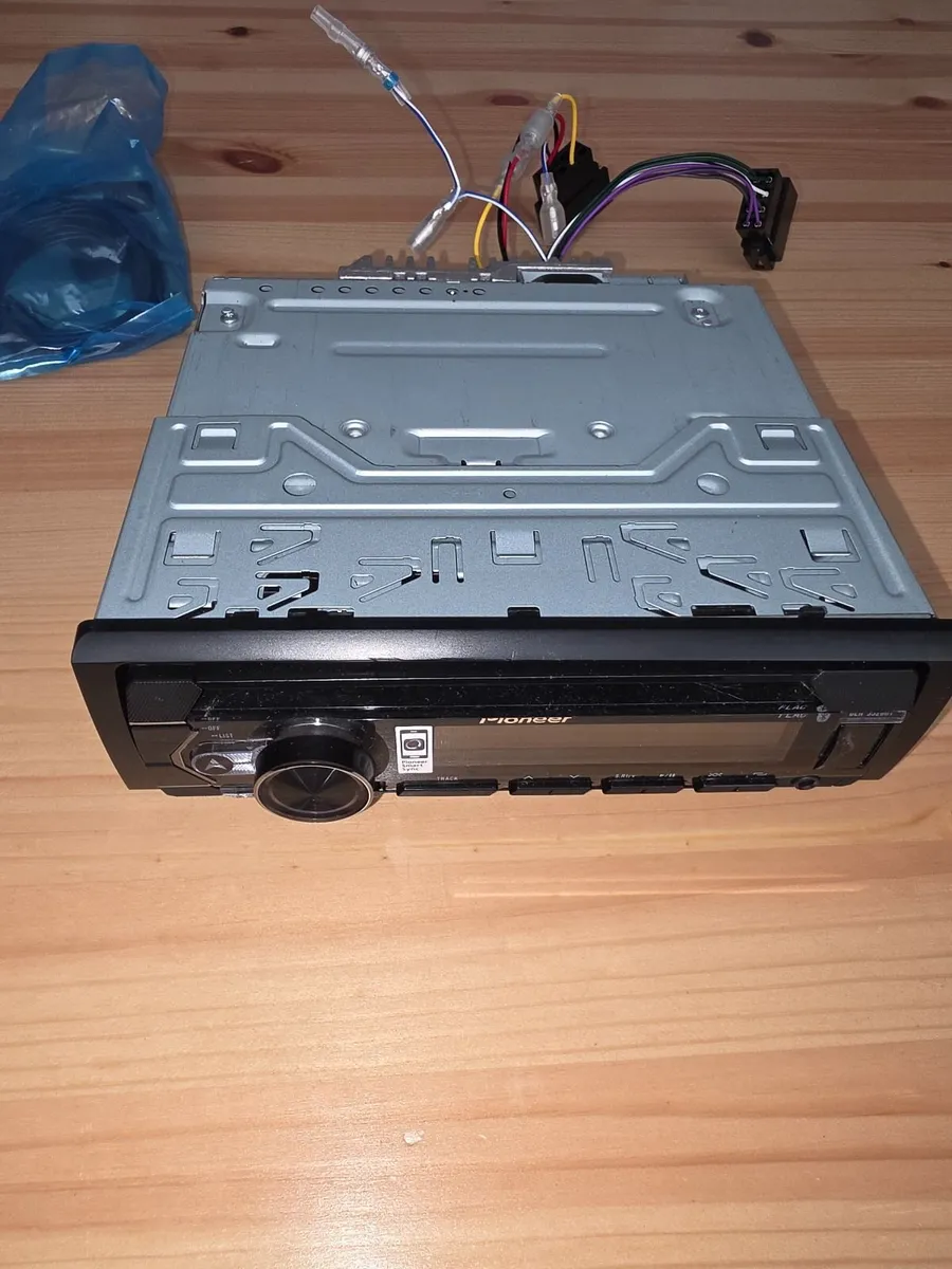 Pioneer DEH-S320BT - Image 3
