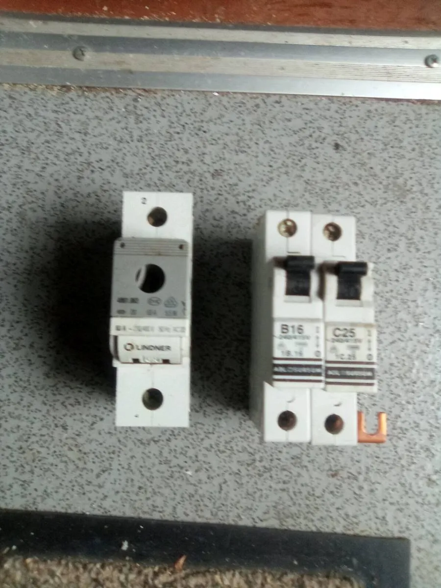 63.  AMP. SWITCH.  FUSE.  AND. 2. CIRCUIT. BREAKER - Image 1