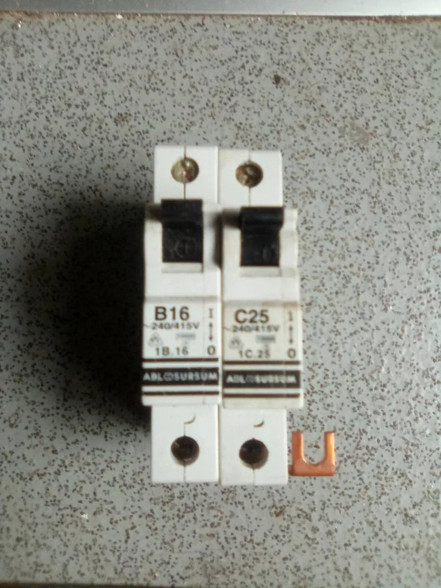 63.  AMP. SWITCH.  FUSE.  AND. 2. CIRCUIT. BREAKER - Image 4