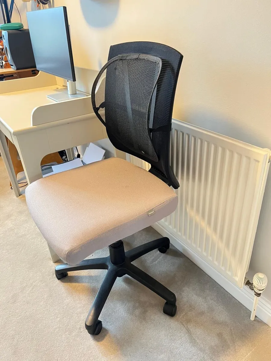 Desk chair with back support included - Image 1