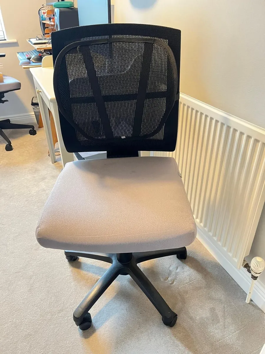Desk chair with back support included - Image 2