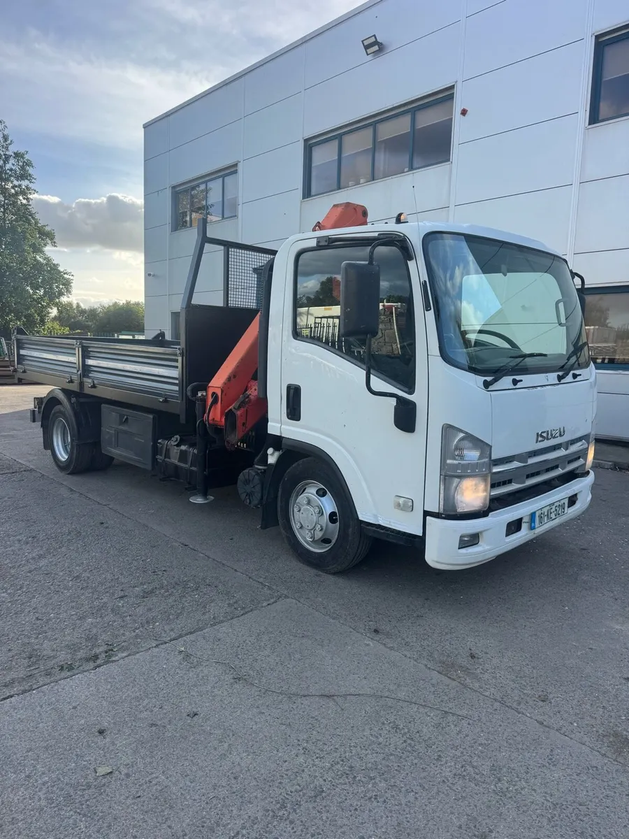 Isuzu 7.5 ton tipper with crane - Image 1