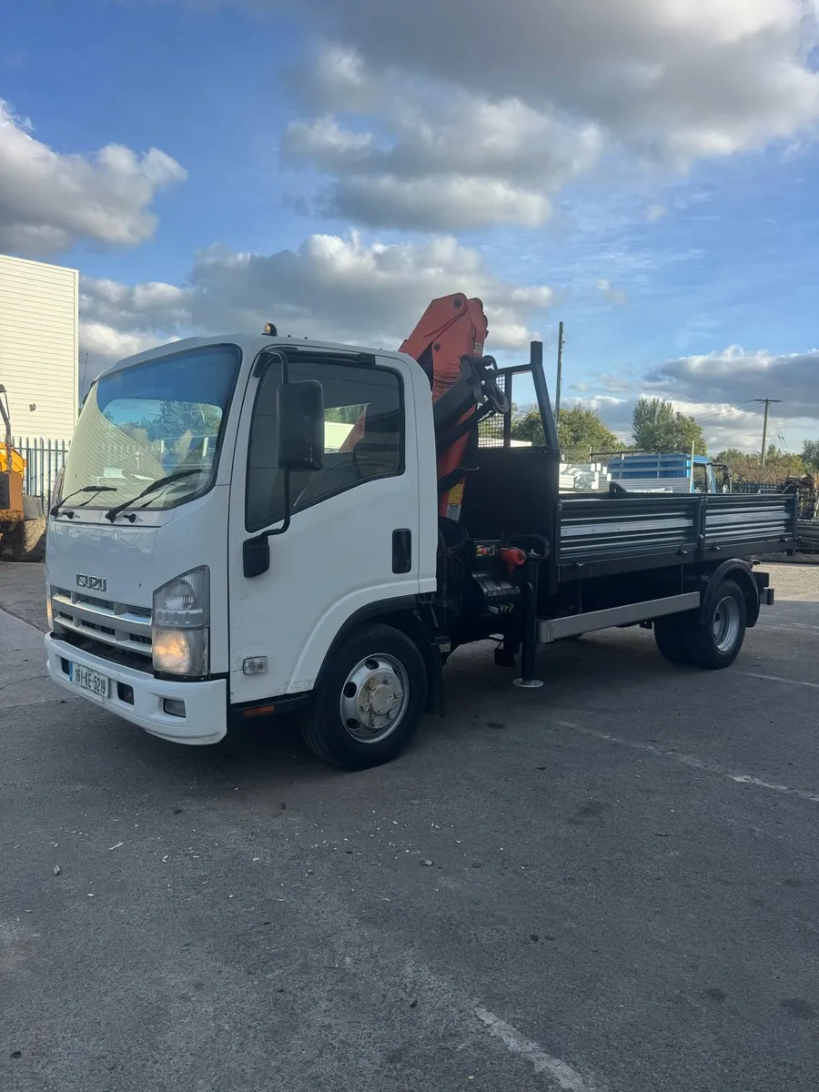 Isuzu 7.5 ton tipper with crane - Image 2