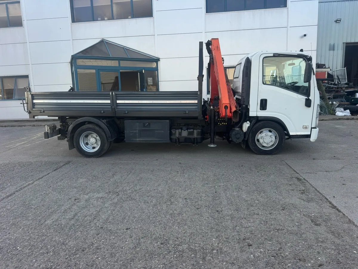 Isuzu 7.5 ton tipper with crane - Image 3