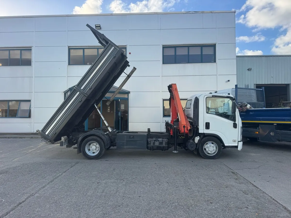 Isuzu 7.5 ton tipper with crane - Image 4