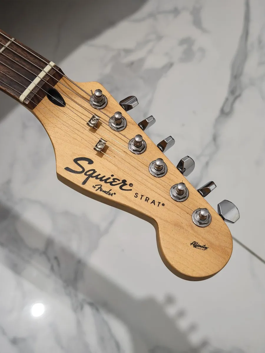 Stratocaster Awsome guitar - Image 3
