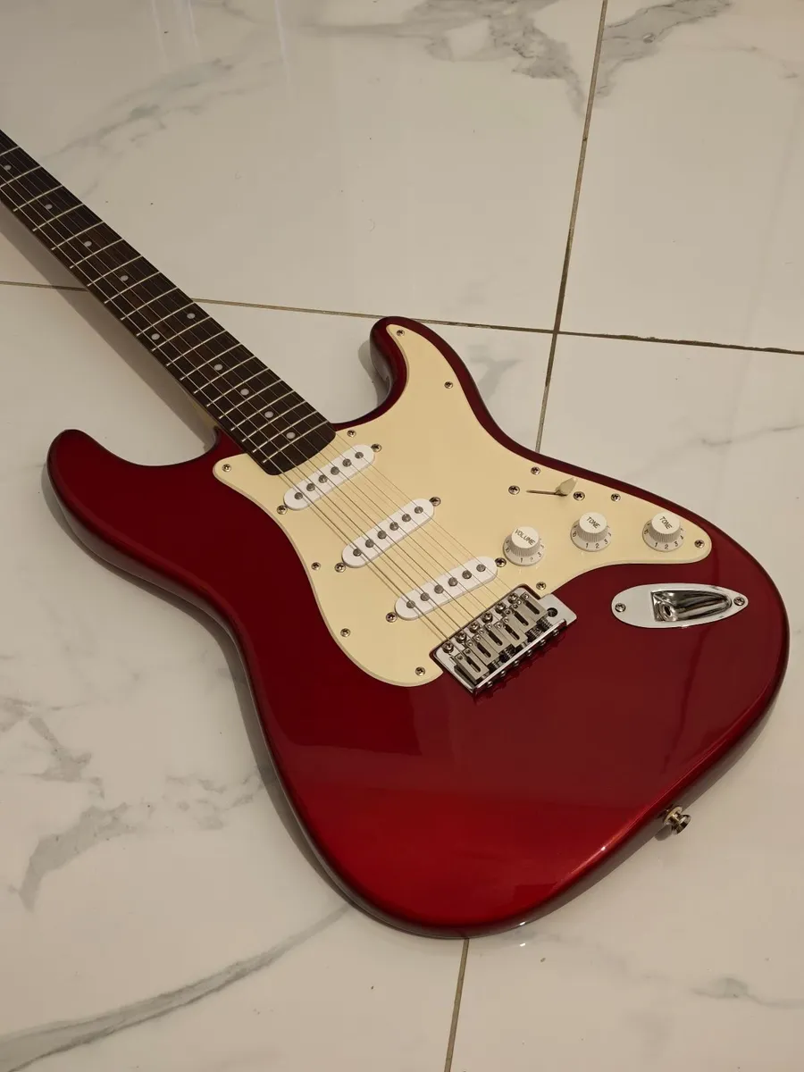 Stratocaster Awsome guitar - Image 1