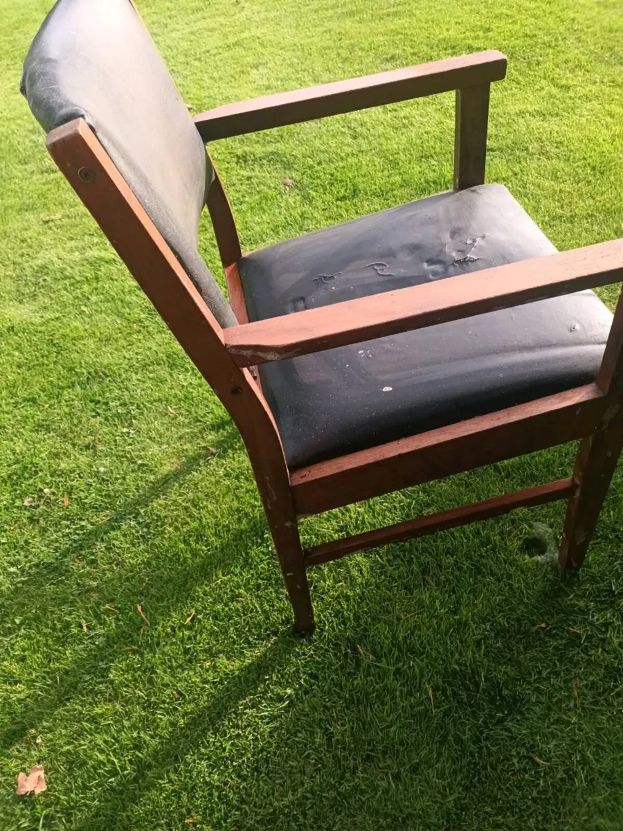 Chair 💺 - Image 1