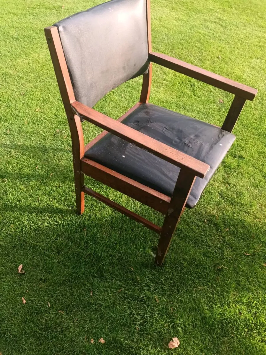 Chair 💺 - Image 2