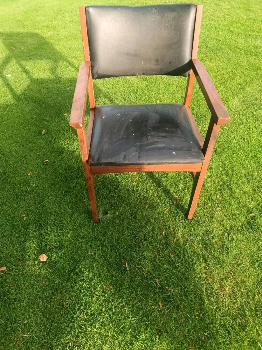 Chair 💺 - Image 3