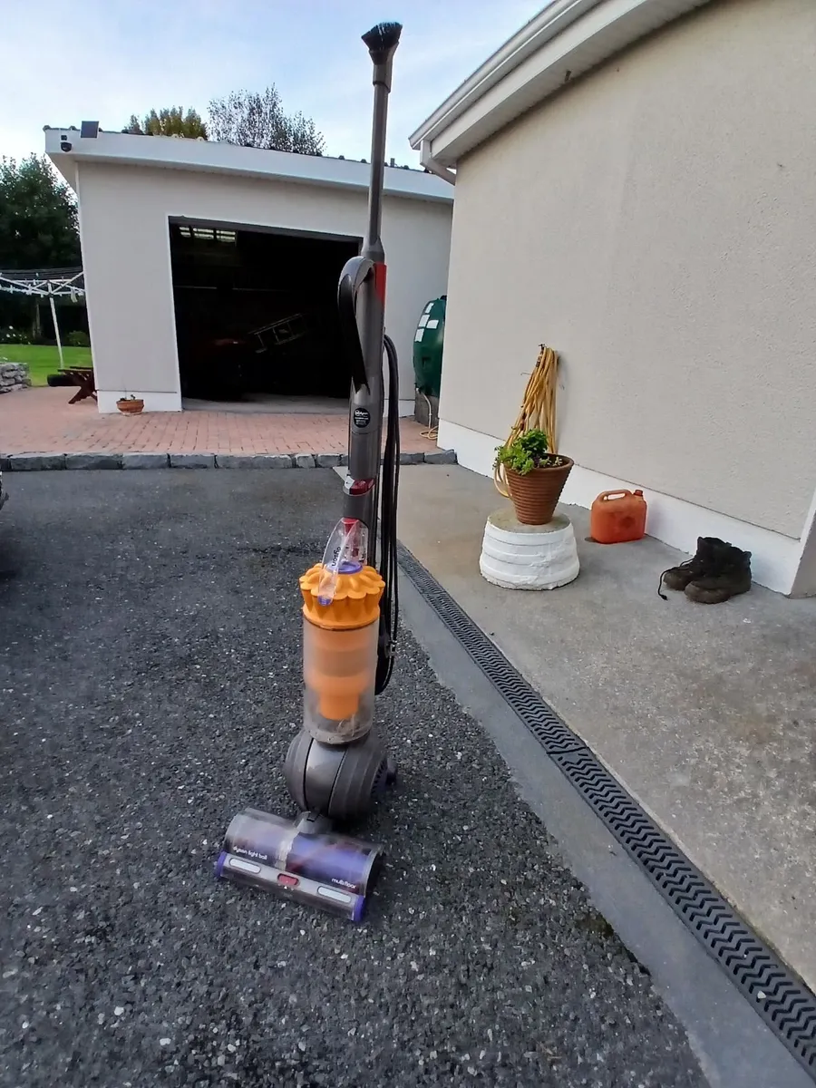 Dyson Light ball multifloor upright bagless Vaccum - Image 1
