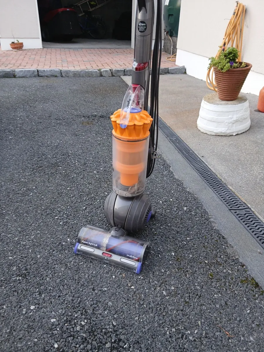 Dyson Light ball multifloor upright bagless Vaccum - Image 3