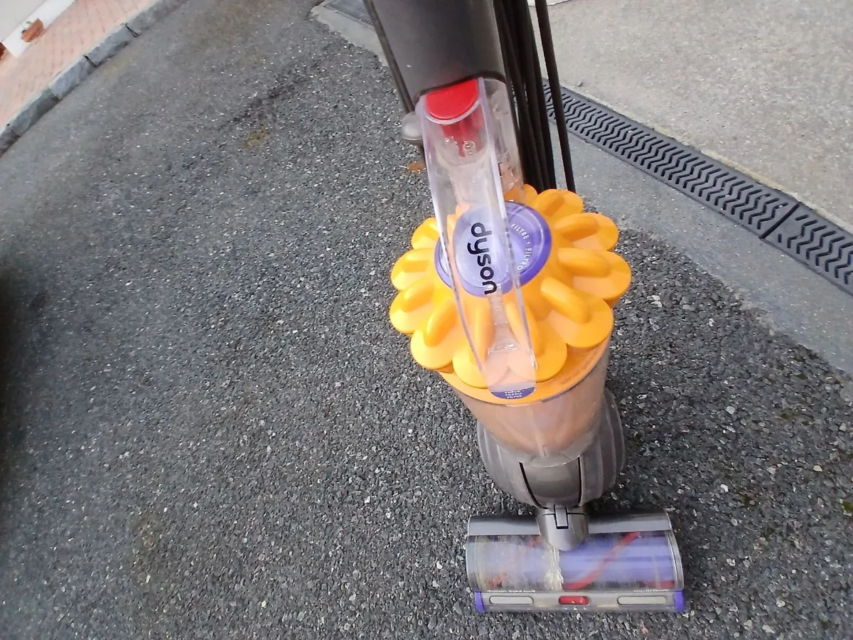 Dyson Light ball multifloor upright bagless Vaccum - Image 2