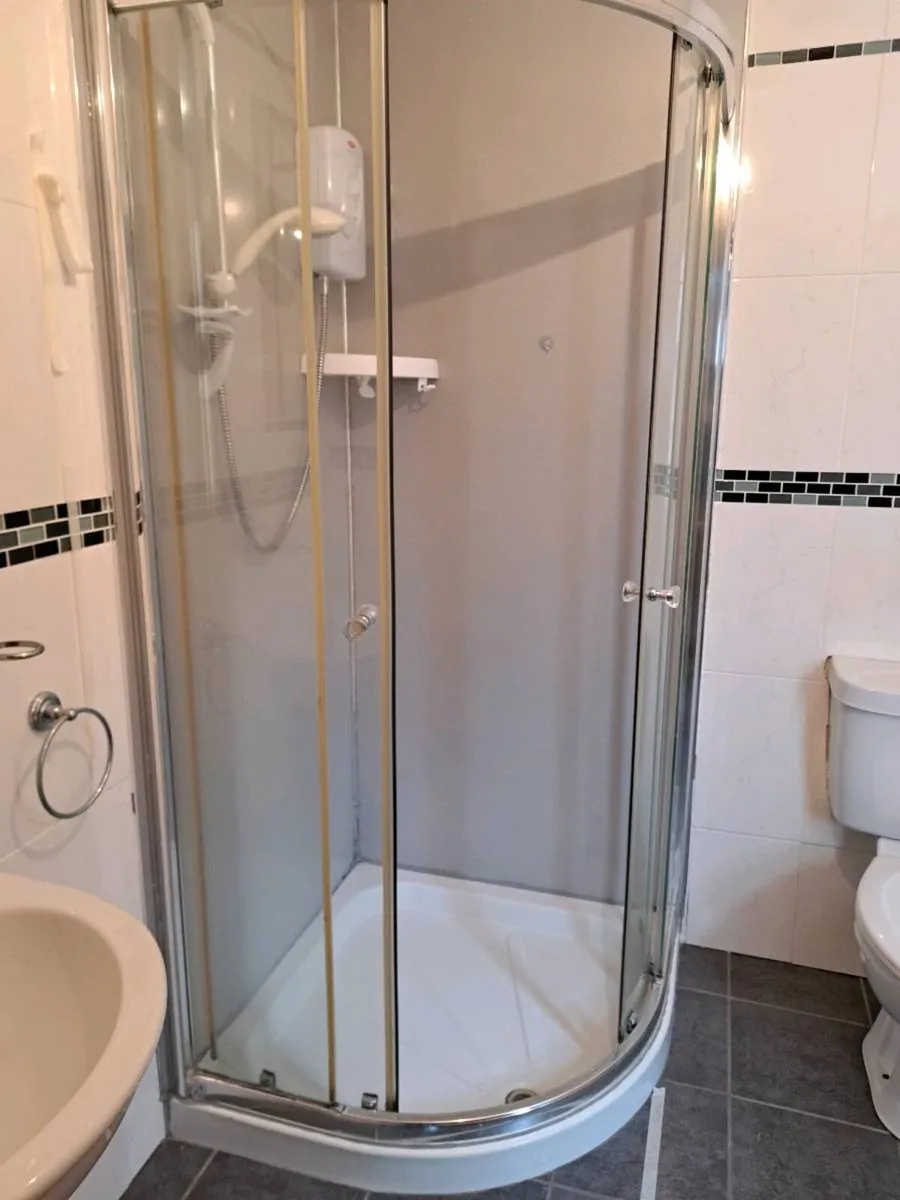 Ensuite sanitary ware - Image 2